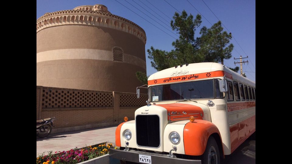 &nbsp;Cos&igrave; lo bevve Zaratustra: dolce, caldo e profumato. Yazd, antica capitale dello zoroastrismo, da allora &egrave; molto cambiata: il deserto, una volta lontano, ora l&rsquo;avvolge con i suoi qanat per l&rsquo;approvvigionamento idrico e le sue torri del vento. Sabbia e acqua, t&egrave; e dolci. Come nella migliore pasticceria in citt&agrave;, l&rsquo;Haj Khalife Rahbar sulla Piazza Amir Chaqmaq: gioiello &nbsp;che reca la memoria del grande Tamerlano. E dove Pier Paolo Pasolini ambient&ograve; &nbsp;il suo &ldquo;Fiore delle Mille e una notte&rdquo;.