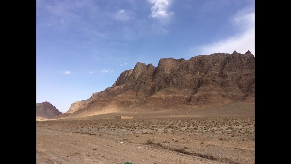 &nbsp;Cos&igrave; lo bevve Zaratustra: dolce, caldo e profumato. Yazd, antica capitale dello zoroastrismo, da allora &egrave; molto cambiata: il deserto, una volta lontano, ora l&rsquo;avvolge con i suoi qanat per l&rsquo;approvvigionamento idrico e le sue torri del vento. Sabbia e acqua, t&egrave; e dolci. Come nella migliore pasticceria in citt&agrave;, l&rsquo;Haj Khalife Rahbar sulla Piazza Amir Chaqmaq: gioiello &nbsp;che reca la memoria del grande Tamerlano. E dove Pier Paolo Pasolini ambient&ograve; &nbsp;il suo &ldquo;Fiore delle Mille e una notte&rdquo;.
