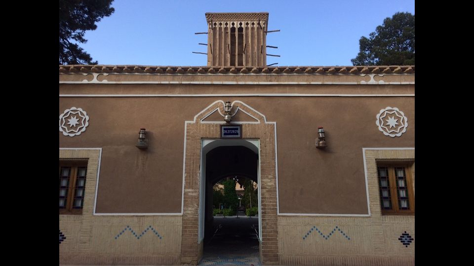 &nbsp;Cos&igrave; lo bevve Zaratustra: dolce, caldo e profumato. Yazd, antica capitale dello zoroastrismo, da allora &egrave; molto cambiata: il deserto, una volta lontano, ora l&rsquo;avvolge con i suoi qanat per l&rsquo;approvvigionamento idrico e le sue torri del vento. Sabbia e acqua, t&egrave; e dolci. Come nella migliore pasticceria in citt&agrave;, l&rsquo;Haj Khalife Rahbar sulla Piazza Amir Chaqmaq: gioiello &nbsp;che reca la memoria del grande Tamerlano. E dove Pier Paolo Pasolini ambient&ograve; &nbsp;il suo &ldquo;Fiore delle Mille e una notte&rdquo;.