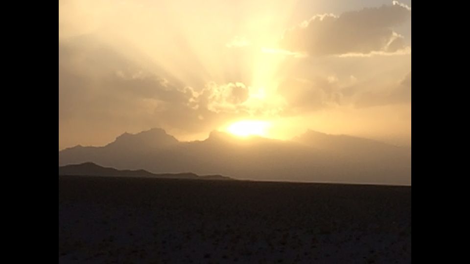 &nbsp;Cos&igrave; lo bevve Zaratustra: dolce, caldo e profumato. Yazd, antica capitale dello zoroastrismo, da allora &egrave; molto cambiata: il deserto, una volta lontano, ora l&rsquo;avvolge con i suoi qanat per l&rsquo;approvvigionamento idrico e le sue torri del vento. Sabbia e acqua, t&egrave; e dolci. Come nella migliore pasticceria in citt&agrave;, l&rsquo;Haj Khalife Rahbar sulla Piazza Amir Chaqmaq: gioiello &nbsp;che reca la memoria del grande Tamerlano. E dove Pier Paolo Pasolini ambient&ograve; &nbsp;il suo &ldquo;Fiore delle Mille e una notte&rdquo;.