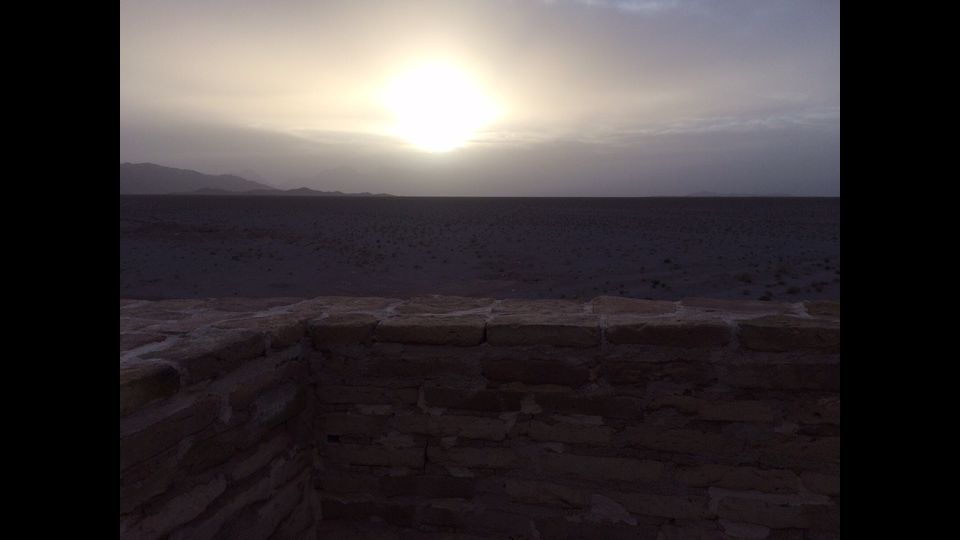 &nbsp;Cos&igrave; lo bevve Zaratustra: dolce, caldo e profumato. Yazd, antica capitale dello zoroastrismo, da allora &egrave; molto cambiata: il deserto, una volta lontano, ora l&rsquo;avvolge con i suoi qanat per l&rsquo;approvvigionamento idrico e le sue torri del vento. Sabbia e acqua, t&egrave; e dolci. Come nella migliore pasticceria in citt&agrave;, l&rsquo;Haj Khalife Rahbar sulla Piazza Amir Chaqmaq: gioiello &nbsp;che reca la memoria del grande Tamerlano. E dove Pier Paolo Pasolini ambient&ograve; &nbsp;il suo &ldquo;Fiore delle Mille e una notte&rdquo;.