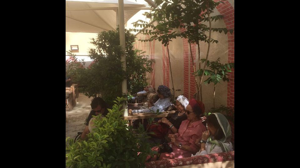 &nbsp;Cos&igrave; lo bevve Zaratustra: dolce, caldo e profumato. Yazd, antica capitale dello zoroastrismo, da allora &egrave; molto cambiata: il deserto, una volta lontano, ora l&rsquo;avvolge con i suoi qanat per l&rsquo;approvvigionamento idrico e le sue torri del vento. Sabbia e acqua, t&egrave; e dolci. Come nella migliore pasticceria in citt&agrave;, l&rsquo;Haj Khalife Rahbar sulla Piazza Amir Chaqmaq: gioiello &nbsp;che reca la memoria del grande Tamerlano. E dove Pier Paolo Pasolini ambient&ograve; &nbsp;il suo &ldquo;Fiore delle Mille e una notte&rdquo;.