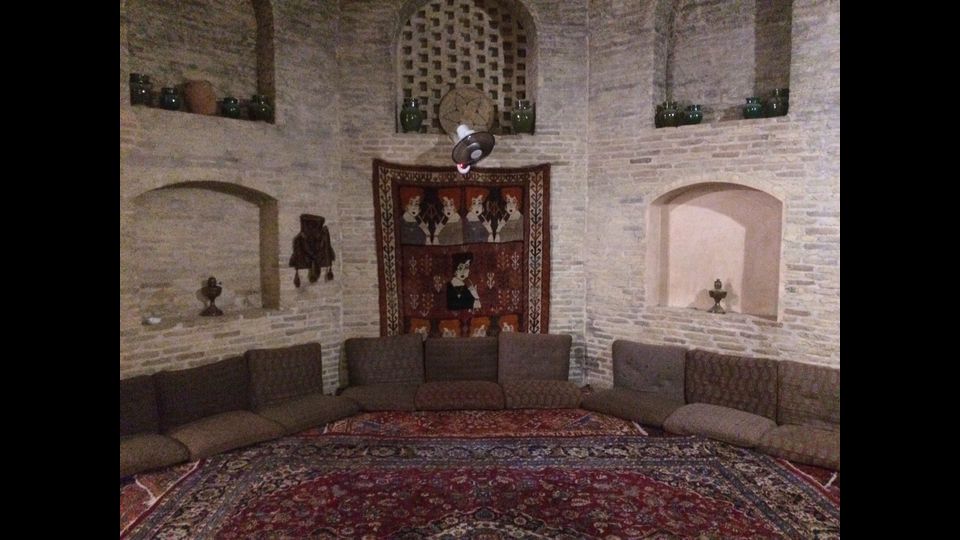 &nbsp;Cos&igrave; lo bevve Zaratustra: dolce, caldo e profumato. Yazd, antica capitale dello zoroastrismo, da allora &egrave; molto cambiata: il deserto, una volta lontano, ora l&rsquo;avvolge con i suoi qanat per l&rsquo;approvvigionamento idrico e le sue torri del vento. Sabbia e acqua, t&egrave; e dolci. Come nella migliore pasticceria in citt&agrave;, l&rsquo;Haj Khalife Rahbar sulla Piazza Amir Chaqmaq: gioiello &nbsp;che reca la memoria del grande Tamerlano. E dove Pier Paolo Pasolini ambient&ograve; &nbsp;il suo &ldquo;Fiore delle Mille e una notte&rdquo;.