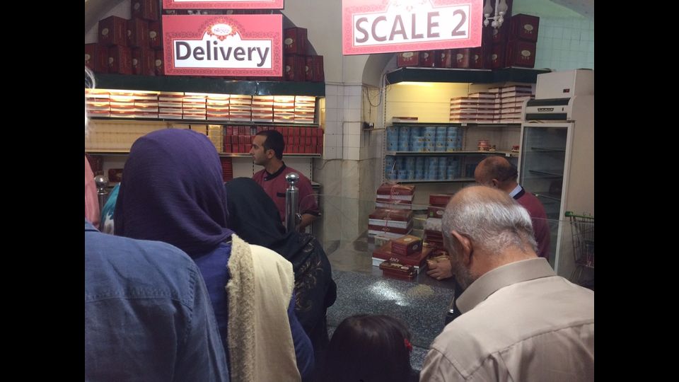 &nbsp;Cos&igrave; lo bevve Zaratustra: dolce, caldo e profumato. Yazd, antica capitale dello zoroastrismo, da allora &egrave; molto cambiata: il deserto, una volta lontano, ora l&rsquo;avvolge con i suoi qanat per l&rsquo;approvvigionamento idrico e le sue torri del vento. Sabbia e acqua, t&egrave; e dolci. Come nella migliore pasticceria in citt&agrave;, l&rsquo;Haj Khalife Rahbar sulla Piazza Amir Chaqmaq: gioiello &nbsp;che reca la memoria del grande Tamerlano. E dove Pier Paolo Pasolini ambient&ograve; &nbsp;il suo &ldquo;Fiore delle Mille e una notte&rdquo;.