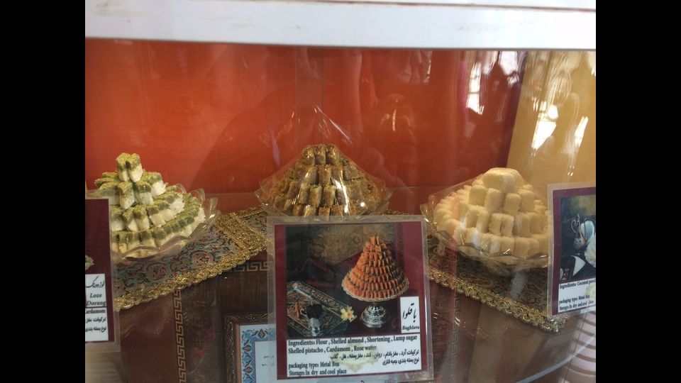 &nbsp;Cos&igrave; lo bevve Zaratustra: dolce, caldo e profumato. Yazd, antica capitale dello zoroastrismo, da allora &egrave; molto cambiata: il deserto, una volta lontano, ora l&rsquo;avvolge con i suoi qanat per l&rsquo;approvvigionamento idrico e le sue torri del vento. Sabbia e acqua, t&egrave; e dolci. Come nella migliore pasticceria in citt&agrave;, l&rsquo;Haj Khalife Rahbar sulla Piazza Amir Chaqmaq: gioiello &nbsp;che reca la memoria del grande Tamerlano. E dove Pier Paolo Pasolini ambient&ograve; &nbsp;il suo &ldquo;Fiore delle Mille e una notte&rdquo;.