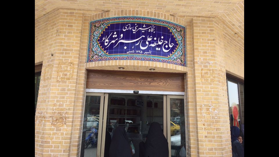 &nbsp;Cos&igrave; lo bevve Zaratustra: dolce, caldo e profumato. Yazd, antica capitale dello zoroastrismo, da allora &egrave; molto cambiata: il deserto, una volta lontano, ora l&rsquo;avvolge con i suoi qanat per l&rsquo;approvvigionamento idrico e le sue torri del vento. Sabbia e acqua, t&egrave; e dolci. Come nella migliore pasticceria in citt&agrave;, l&rsquo;Haj Khalife Rahbar sulla Piazza Amir Chaqmaq: gioiello &nbsp;che reca la memoria del grande Tamerlano. E dove Pier Paolo Pasolini ambient&ograve; &nbsp;il suo &ldquo;Fiore delle Mille e una notte&rdquo;.