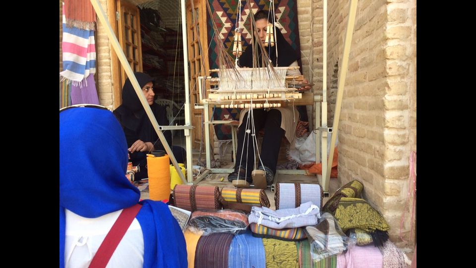 &nbsp;Cos&igrave; lo bevve Zaratustra: dolce, caldo e profumato. Yazd, antica capitale dello zoroastrismo, da allora &egrave; molto cambiata: il deserto, una volta lontano, ora l&rsquo;avvolge con i suoi qanat per l&rsquo;approvvigionamento idrico e le sue torri del vento. Sabbia e acqua, t&egrave; e dolci. Come nella migliore pasticceria in citt&agrave;, l&rsquo;Haj Khalife Rahbar sulla Piazza Amir Chaqmaq: gioiello &nbsp;che reca la memoria del grande Tamerlano. E dove Pier Paolo Pasolini ambient&ograve; &nbsp;il suo &ldquo;Fiore delle Mille e una notte&rdquo;.