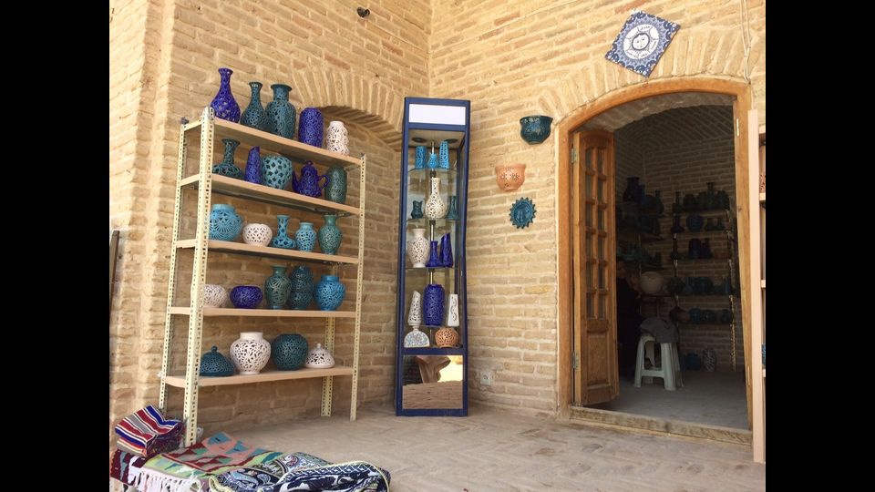 &nbsp;Cos&igrave; lo bevve Zaratustra: dolce, caldo e profumato. Yazd, antica capitale dello zoroastrismo, da allora &egrave; molto cambiata: il deserto, una volta lontano, ora l&rsquo;avvolge con i suoi qanat per l&rsquo;approvvigionamento idrico e le sue torri del vento. Sabbia e acqua, t&egrave; e dolci. Come nella migliore pasticceria in citt&agrave;, l&rsquo;Haj Khalife Rahbar sulla Piazza Amir Chaqmaq: gioiello &nbsp;che reca la memoria del grande Tamerlano. E dove Pier Paolo Pasolini ambient&ograve; &nbsp;il suo &ldquo;Fiore delle Mille e una notte&rdquo;.