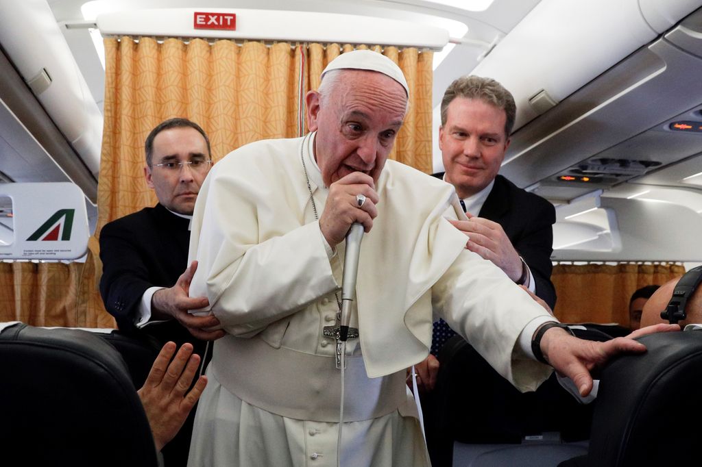 Papa Francesco sull'aereo di ritorno dall'Egitto (afp)&nbsp;