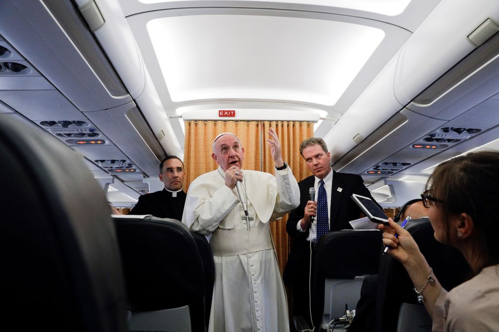 Papa Francesco sull'aereo di ritorno dall'Egitto (afp)&nbsp;