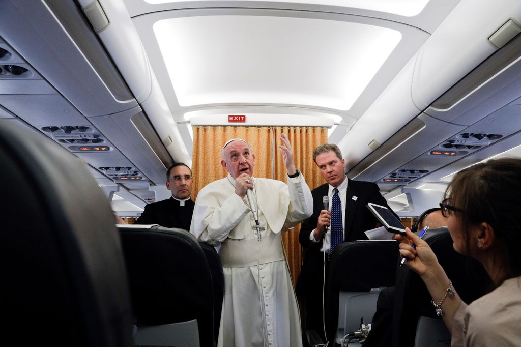 Papa Francesco sull'aereo di ritorno dall'Egitto (afp)&nbsp;