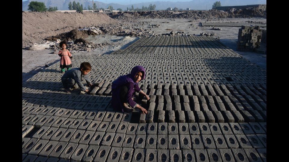 Afghanistan - Giovani lavorano in una fabbrica di mattoni tradizionali durante la Giornata Internazionale del Lavoro alla periferia di Jalalabad (Afp)&nbsp;