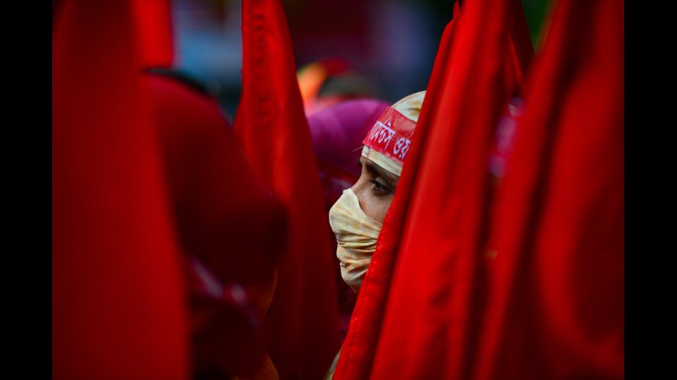 Bangladesh - Lavoratore partecipa a una processione per celebrare la Giornata Internazionale dei lavoratori il 1 maggio 2017 a Dhaka. Gli attivisti di tutto il mondo marciano per migliori condizioni di lavoro, pi&ugrave; posti di lavoro e salari pi&ugrave; alti (Afp)&nbsp;