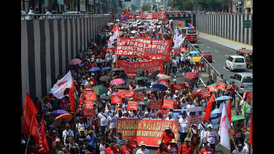 Filippine - Lavoratori mostrano cartelli e striscioni nella marcia per durante il raduno per il 1 maggio a Manila (Afp)&nbsp;