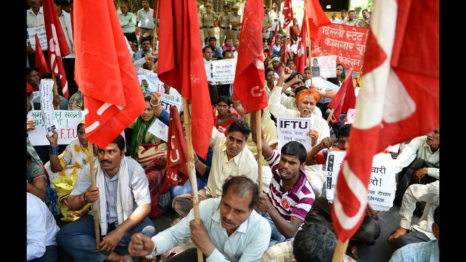 India - Lavoratori indiani e membri di vari sindacati gridano slogan ad un raduno in occasione della Giornata Internazionale dei Lavoratori a Nuova Delhi (Afp)&nbsp;