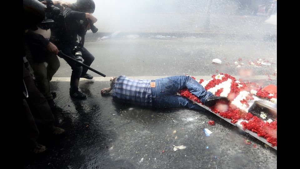 Alcuni scontri si sono verificati in diverse arterie che conducono alla piazza: circa 300 dimostranti in corteo sono stati fermati con i proiettili di vernice sparati dalla polizia, diversi i fermati una volta che il corteo e' stato disperso.1 maggio, scontri a Istanbul - foto Afp&nbsp;