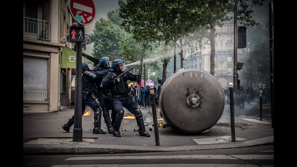 La polizia ha risposto lanciando lacrimogeni. La guerriglia urbana &egrave; durata circa un'ora. Scontri tra polizia e antagonisti anche nei pressi di place de la Nation. Il bilancio &egrave; di quattro agenti feriti, tra cui uno in modo grave, ustionato da una molotov.1 maggio, scontri a Parigi - foto Afp&nbsp;