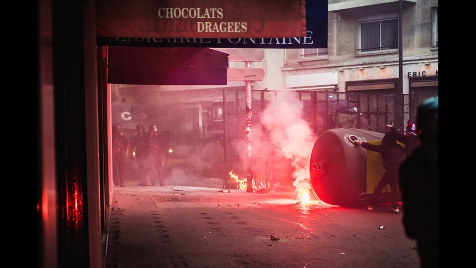 Gli antagonisti, nei pressi di piazza della Bastiglia, hanno iniziato a lanciare oggetti, sassi e bottiglie molotov contro gli agenti in tenuta antisommossa che facevano scudo al resto del corteo e hanno fatto esplodere petardi e bombe carta.1 maggio, scontri a Parigi - foto Afp
