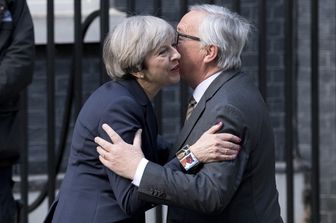 La cena tra Juncker e Theresa May &egrave; stata &quot;un disastro&quot;