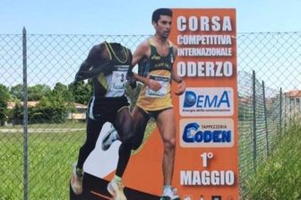 &nbsp;Oderzo sagoma cartone atleta nero decapitata