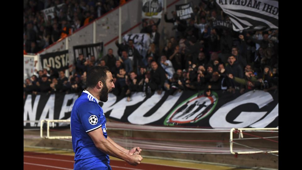 &nbsp;Higuain festeggia il gol con i tifosi della Juventus (Afp)