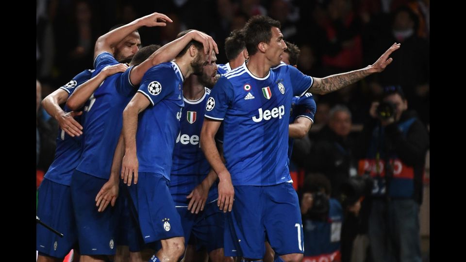 &nbsp;Higuain festeggia dopo il gol con i compagni di squadra (Afp)