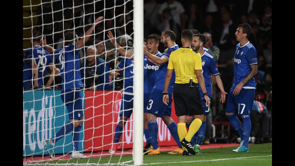 &nbsp;La Juventus dopo il gol segnato da Higuain nel primo tempo della semifinale di Champions contro il Monaco (Afp)