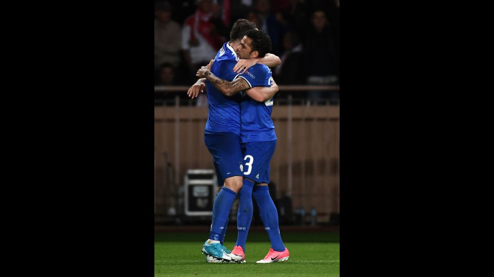 &nbsp;Higuain abbraccia&nbsp;Giorgio Chiellini (Afp)