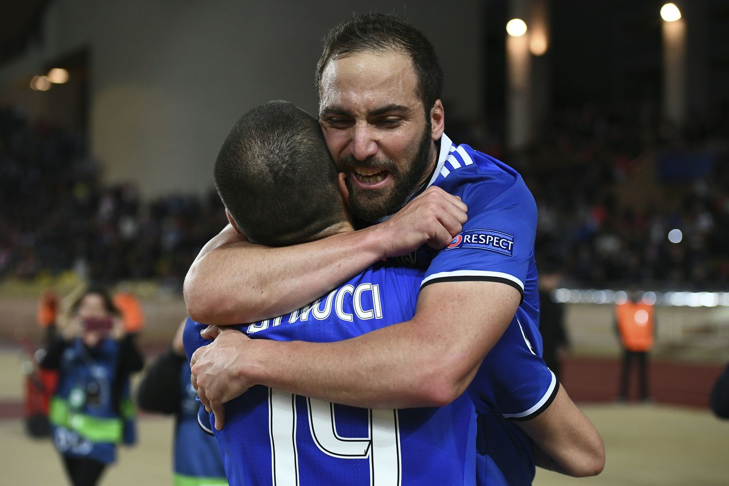 &nbsp;Higuain abbraccia il compagno di squadra Leonardo Bonucci (Afp)