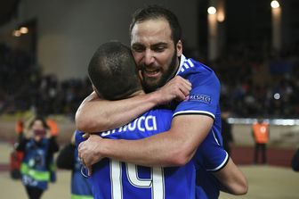 &nbsp;Higuain abbraccia il compagno di squadra Leonardo Bonucci (Afp)