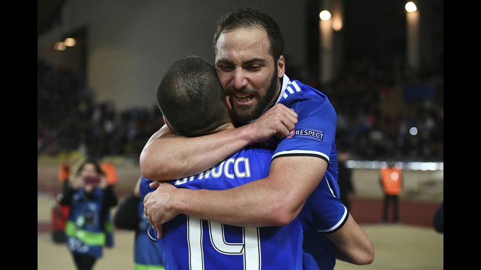 &nbsp;Higuain abbraccia il compagno di squadra Leonardo Bonucci (Afp)