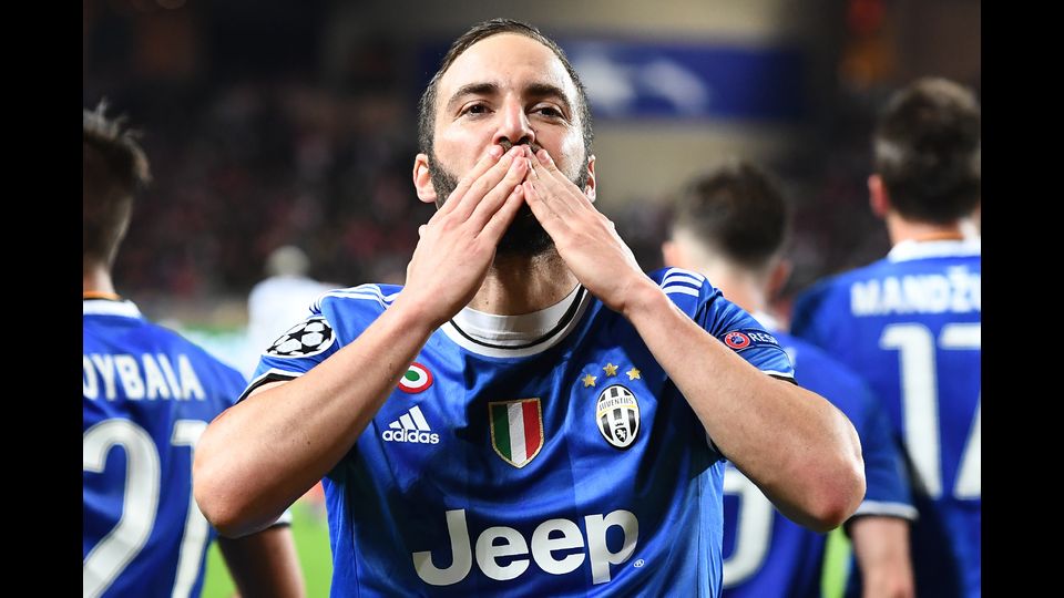 &nbsp;Higuain festeggia dopo il gol (Afp)