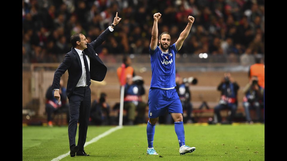 &nbsp;Massimiliano Allegri festeggia il secondo gol di Higuain segnato nel secondo tempo della semifinale di Champions Monaco-Juventus (Afp)