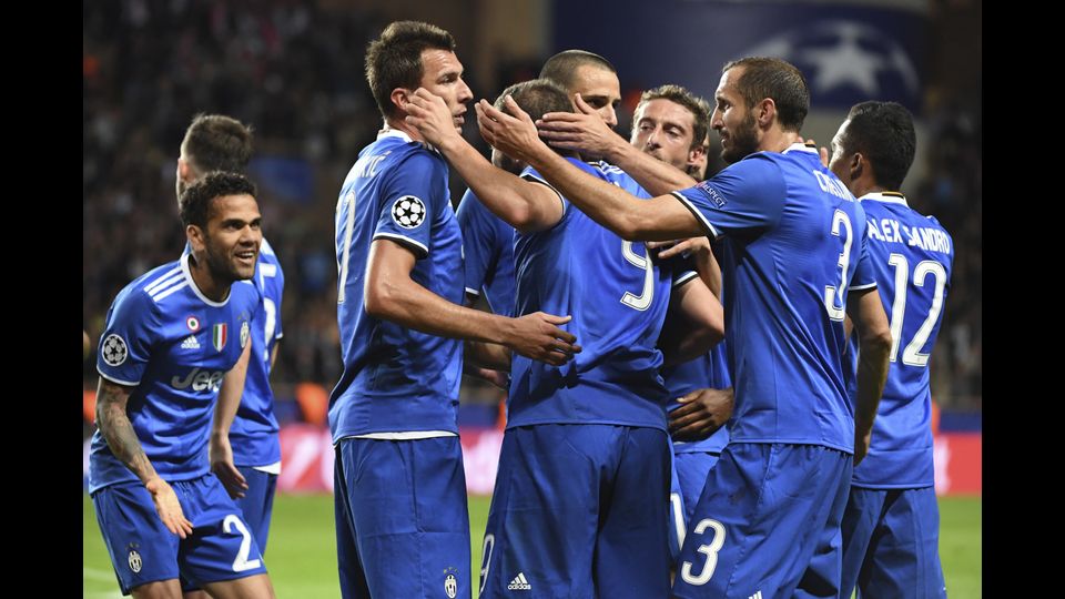 &nbsp;Il trionfo della Juventus dopo il secondo gol segnato da Higuani (Afp)