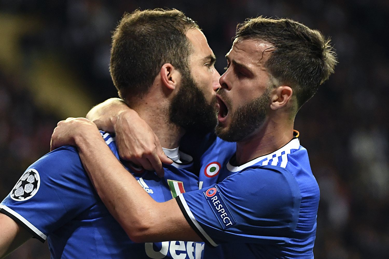 &nbsp;Higuain con&nbsp;Miralem Pjanic (Afp)