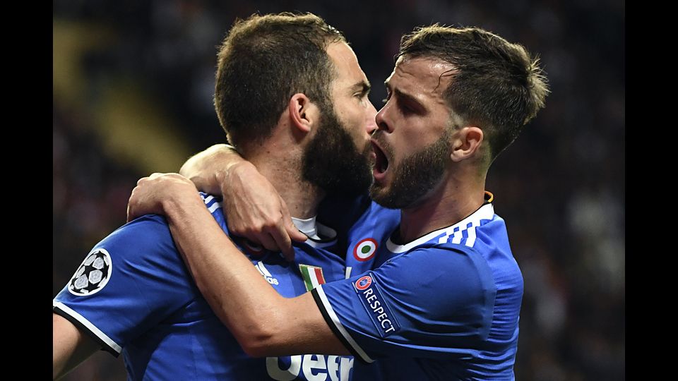 &nbsp;Higuain con&nbsp;Miralem Pjanic (Afp)
