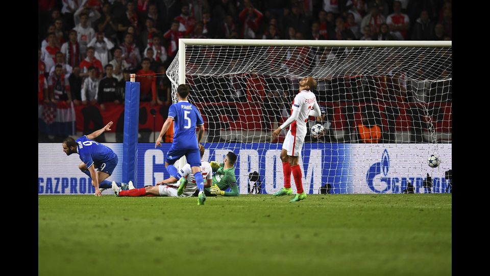 &nbsp;Higuain dopo aver segnato il secondo gol (Afp)