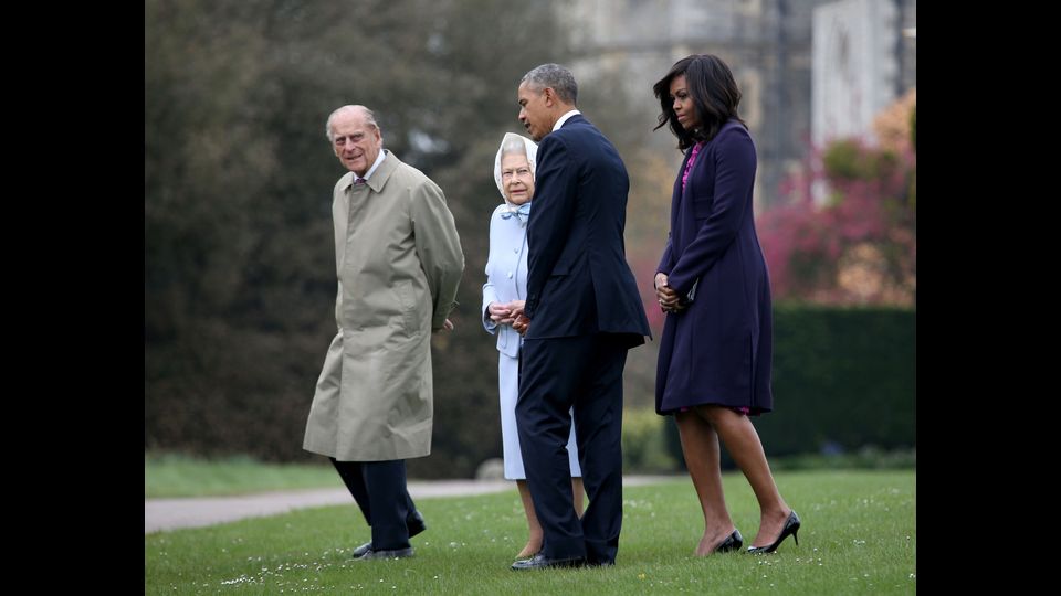 &quot;Siete quasi tutti discendenti dei pirati?&quot;, rivolgendosi a un ricco abitante delle isole Cayman nel 1994(Nella foto, la regina Elisabetta e il principe Filippo con il presidente Barack Obama e la moglie Michelle in visita al castello di Windsor, aprile 2016 - Afp)&nbsp;