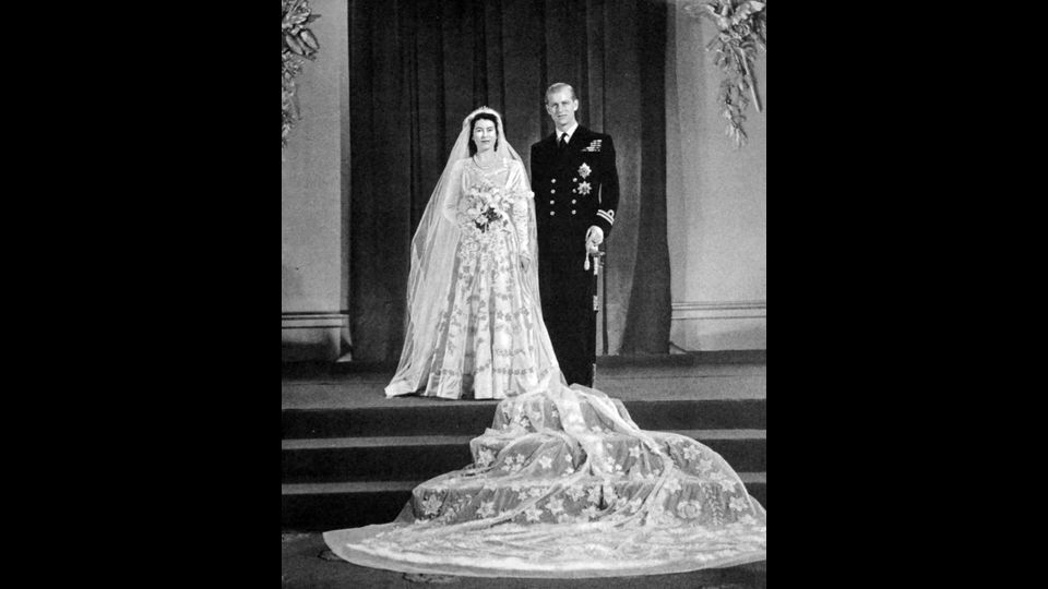 &quot;Tutti dicevano che dovevamo divertirci di pi&ugrave;. Adesso si lamentano che sono disoccupati&quot;, comment&ograve; durante la recessione del 1981(Nella foto, la principessa Elisabetta e il principe Filippo nel giorno del loro matrimonio - Afp)&nbsp;