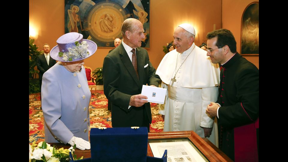 &quot;Vi tirate ancora le lance?&quot;, chiese in Australia nel 2002 a un imprenditore aborigeno di successo(Nella foto, la regina Elisabetta e il principe Filippo incontrano Papa Francesco a Roma nel 2014 - Afp)&nbsp;