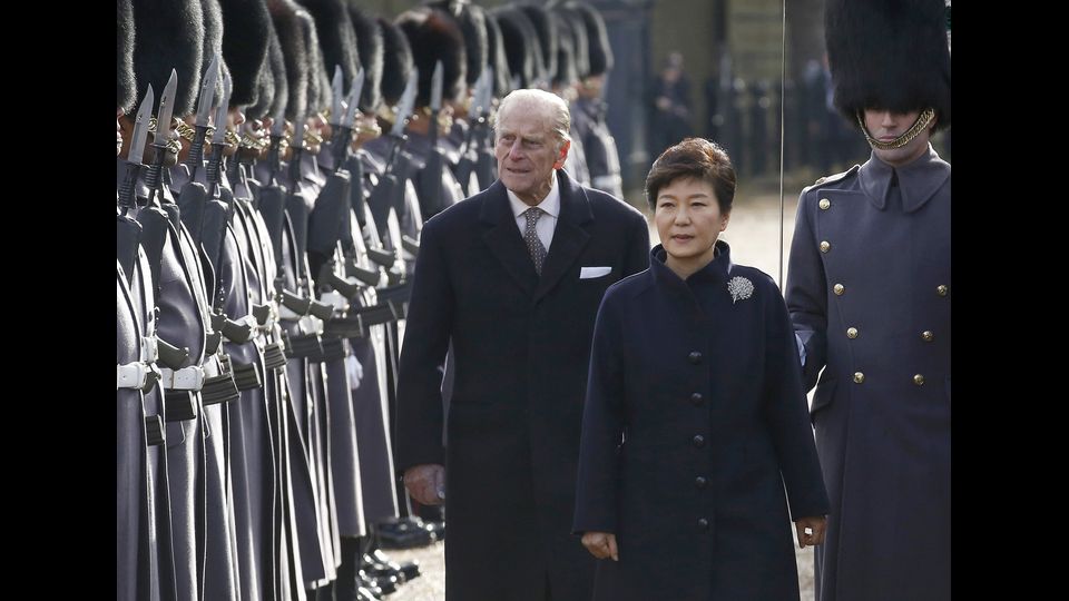 &quot;Le Filippine devono essere mezze vuote se siete tutti qui a lavorare per il servizio sanitario nazionale britannico&quot;, disse a un'infermiera filippina all'ospedale di Luton nel 2013(Nella foto, l'allora presidente della Corea del Sud Park Geun-hye e il principe Filippo a Londra il 5 novembre 2013 - Afp)&nbsp;