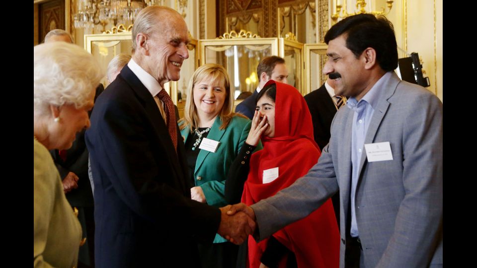 &quot;Se non scoreggia o non mangia fieno, non le interessa&quot;, riferendosi alla Principessa Reale(Nella foto, il principe Filippo con l'attivista pakistana Malala e suo&nbsp;padre - Afp)