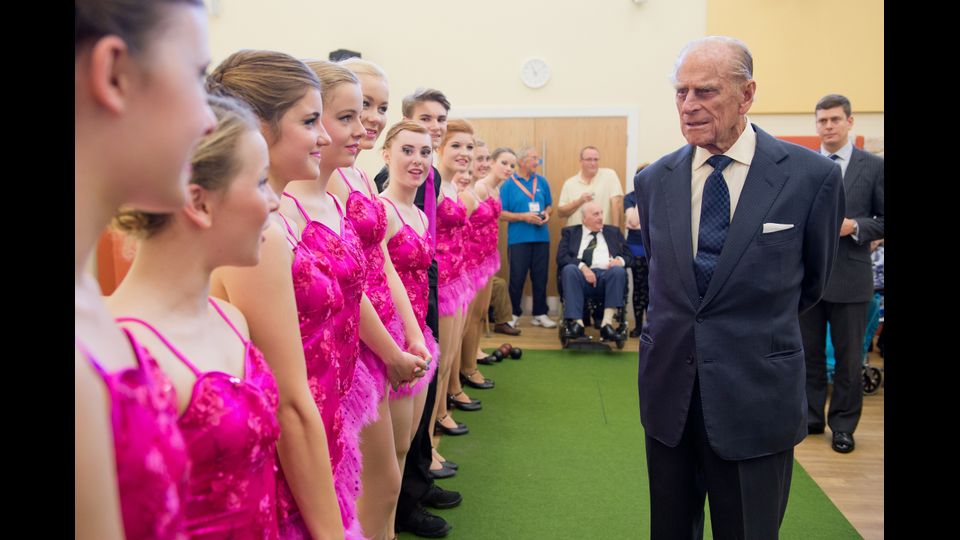 &quot;C'&egrave; buona parte della sua famiglia qui stasera&quot;, parlando all'imprenditore indiano Atul Patel a una serata di gala a Palazzo per le Indie Britanniche nel 2009(Nella foto, il principe Filippo visita una scuola di danza - Afp)