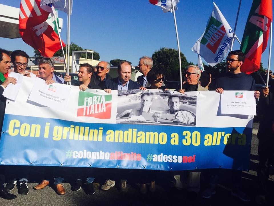&nbsp;Il flash mob di Forza Italia su Via Cristoforo Colombo. (Foto di Maria Cristina Masi)