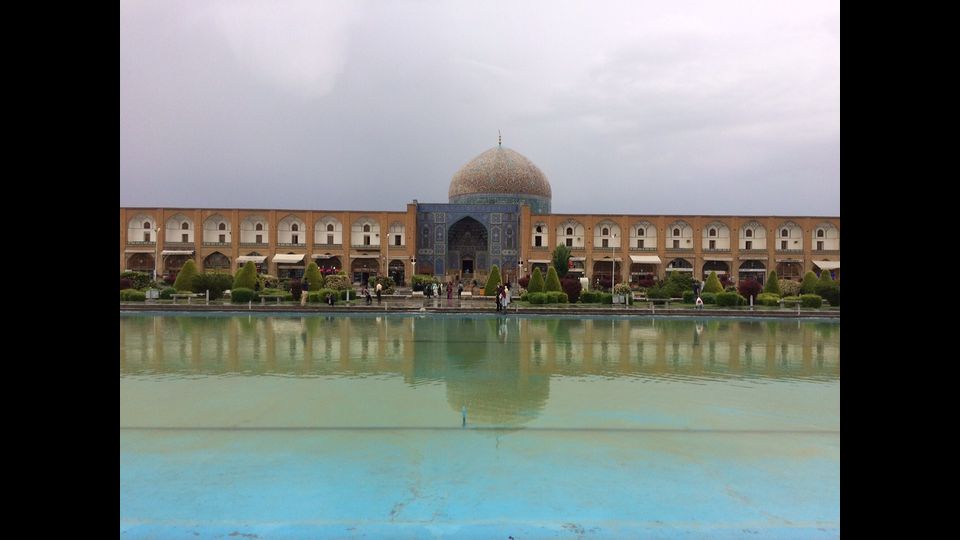 La vasca che sta al mezzo della piazza centrale di Isfahan riflette nelle sue acque i palazzo ed i musei della piazza, amalgamando il blu del cielo, delle cupole e dell&rsquo;acqua&nbsp;(foto di Davood Abbasi)