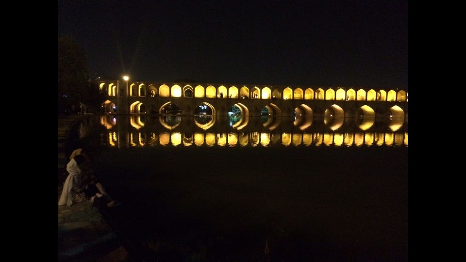 Il ponte delle 33 arcate (Sios&egrave;-Pol), venne costruito con questo numero di arcate ricordando gli anni di Cristo, in onore della minoranza armena che per sfuggire alle persecuzioni ottomane venne fatta trasferire dai persiani a Isfahan, agli inizi del 17esimo secolo&nbsp;(foto di Davood Abbasi)