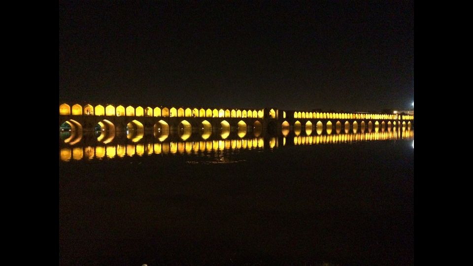 Il Sios&egrave; Pol &egrave; da sempre un luogo d&rsquo;incontro per i giovani di Isfahan. Camminando ai lati o sopra il ponte, &egrave; facile scorgere tantissime coppiette che passeggiano tenendosi timidamente per mano&nbsp;(foto di Davood Abbasi)