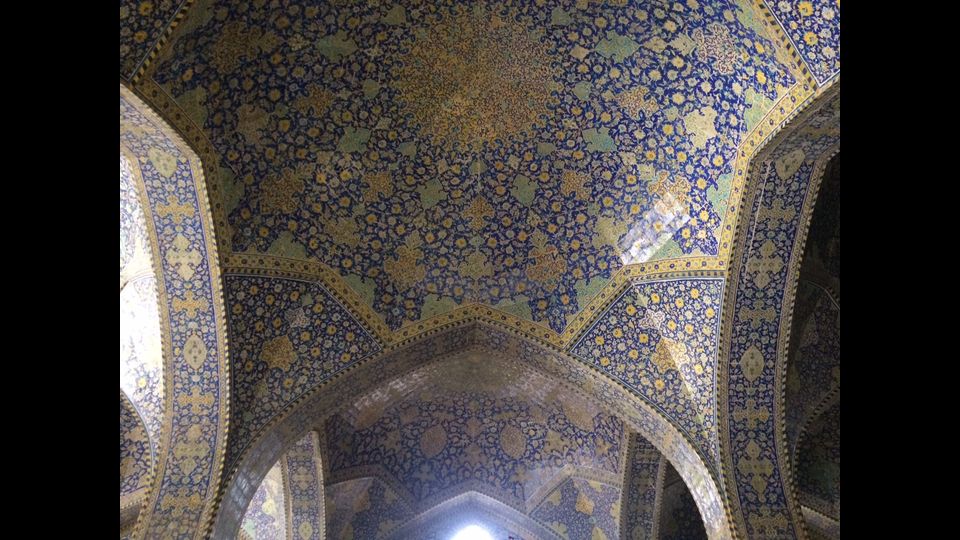 Sotto questa cupola alta 38 metri, appartenente alla moschea dello Sci&agrave; (detta Imam Khomeini dal 1979), il suono della voce rimbomba per 7 volte, il numero sacro dell&rsquo;Islam&nbsp;(foto di Davood Abbasi)