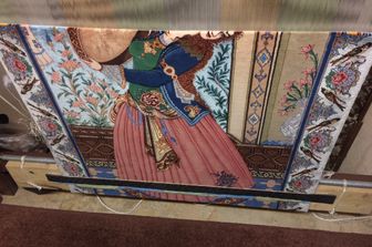 La magia di Isfahan, antica capitale della Persia, &nbsp;sta anche nei suoi tappeti, di solito con una percentuale molto alta di seta; i motivi sono floreali, oppure sono presi, come per questa immagine, dagli affreschi dei palazzi reali safavidi, del secolo 17esimo&nbsp;(foto di Davood Abbasi)