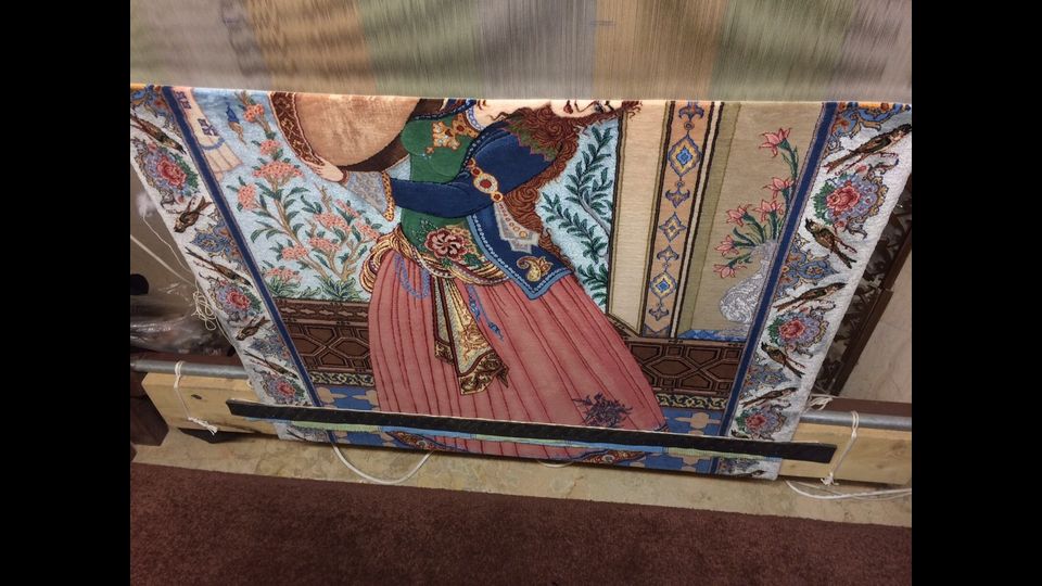 La magia di Isfahan, antica capitale della Persia, &nbsp;sta anche nei suoi tappeti, di solito con una percentuale molto alta di seta; i motivi sono floreali, oppure sono presi, come per questa immagine, dagli affreschi dei palazzi reali safavidi, del secolo 17esimo&nbsp;(foto di Davood Abbasi)